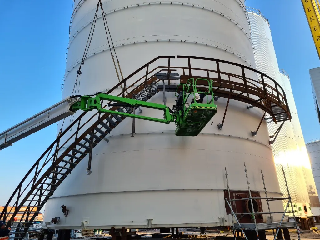 Overzicht constructie met silo's en hijskraan